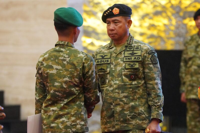 Panglima TNI Jenderal TNI Agus Subiyanto memberikan anugerah Kenaikan Pangkat Luar Biasa (KPLB) kepada prajurit TNI