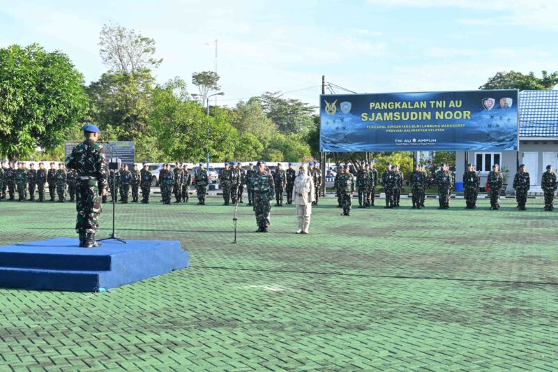 Komandan Lanud Sjamsudin Noor Kolonel Pnb Hilman L.P. Ambarita, M.M.S., melepas 2 (Dua) personel terbaiknya