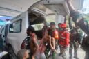 Aparat gabungan TNI bersama RSUD Mulia dan PMI Kabupaten Puncak Jaya segera melakukan evakuasi medis