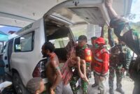 Aparat gabungan TNI bersama RSUD Mulia dan PMI Kabupaten Puncak Jaya segera melakukan evakuasi medis