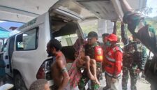 Aparat gabungan TNI bersama RSUD Mulia dan PMI Kabupaten Puncak Jaya segera melakukan evakuasi medis