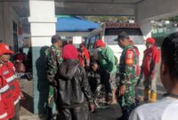 Palang Merah Indonesia (PMI) bekerja sama dengan Rumah Sakit Umum Daerah (RSUD) dan TNI bahu-membahu memberikan pelayanan kesehatan