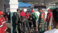 Palang Merah Indonesia (PMI) bekerja sama dengan Rumah Sakit Umum Daerah (RSUD) dan TNI bahu-membahu memberikan pelayanan kesehatan