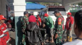 Palang Merah Indonesia (PMI) bekerja sama dengan Rumah Sakit Umum Daerah (RSUD) dan TNI bahu-membahu memberikan pelayanan kesehatan