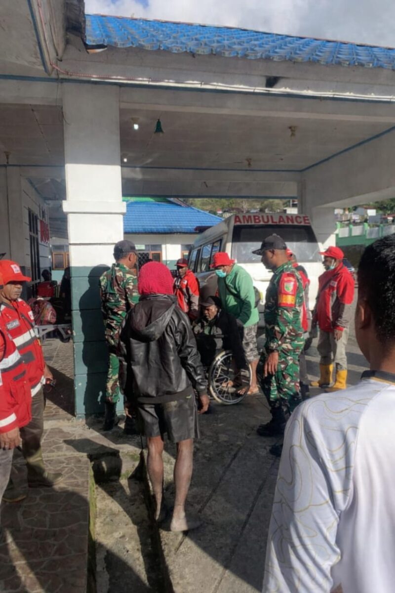 Palang Merah Indonesia (PMI) bekerja sama dengan Rumah Sakit Umum Daerah (RSUD) dan TNI bahu-membahu memberikan pelayanan kesehatan