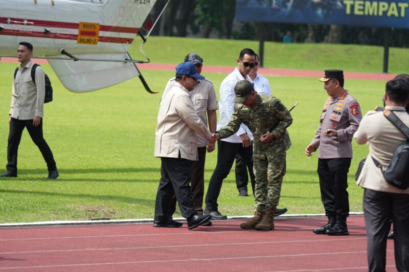Panglima TNI Jenderal TNI Agus Subiyanto mendampingi Presiden RI Prabowo Subianto dalam kegiatan pengarahan kepada para Ketua Dewan Perwakilan Rakyat Daerah (DPRD) seluruh Indonesia