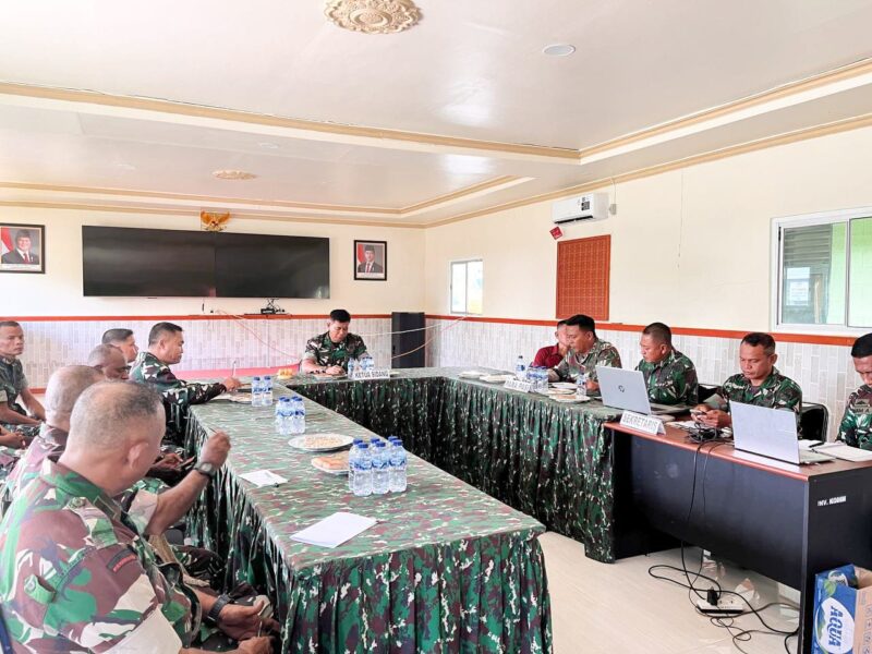 Kepala Staf Kodim 1710/Mimika, Mayor Inf Abdul Munir, mewakili Komandan Kodim 1710/Mimika, Letkol Inf Jozanda, memimpin Sidang Pangkat dan Karier