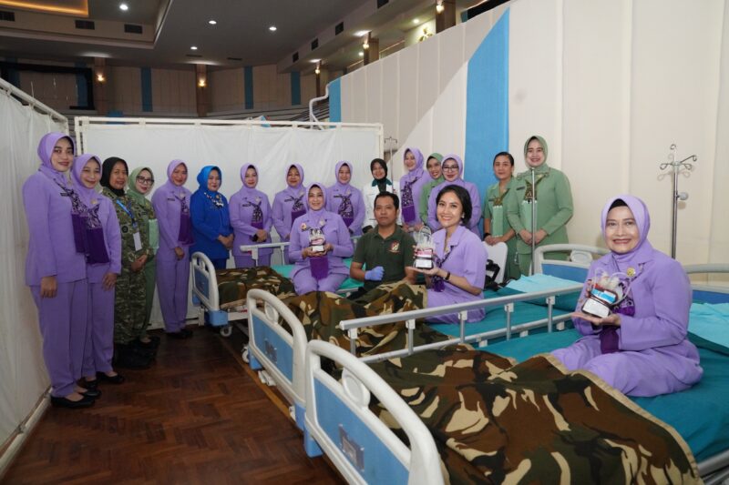 Ketua Umum Dharma Pertiwi dan Ibu Asuh Wanita TNI Ny. Evi Agus Subiyanto memimpin langsung kegiatan donor darah serentak