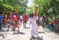 Babinsa Koramil 1710-07/Mapurujaya, Sertu Yulius Nampe, melaksanakan pengamanan kegiatan ibadah dan prosesi jalan salib