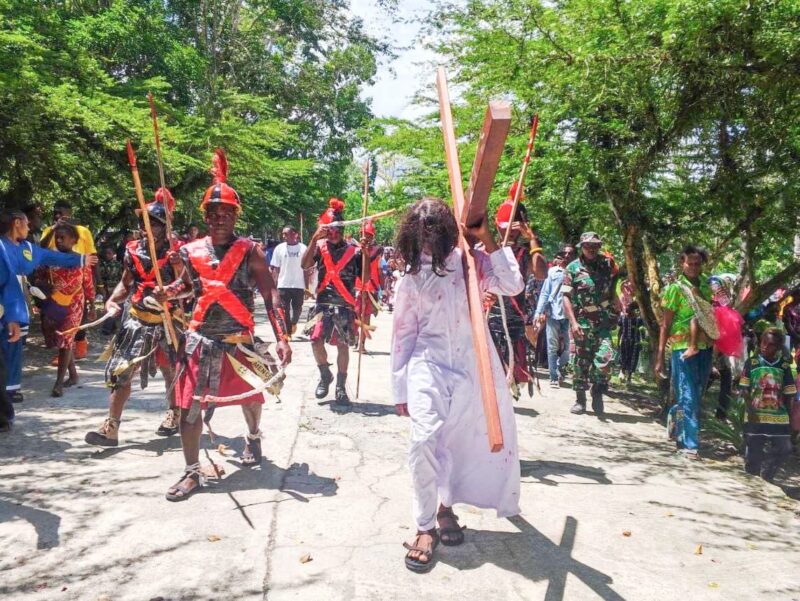 Babinsa Koramil 1710-07/Mapurujaya, Sertu Yulius Nampe, melaksanakan pengamanan kegiatan ibadah dan prosesi jalan salib