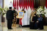 Presiden Republik Indonesia Prabowo Subianto memberikan penghormatan terakhir kepada jenazah tiga prajurit terbaik TNI yang gugur