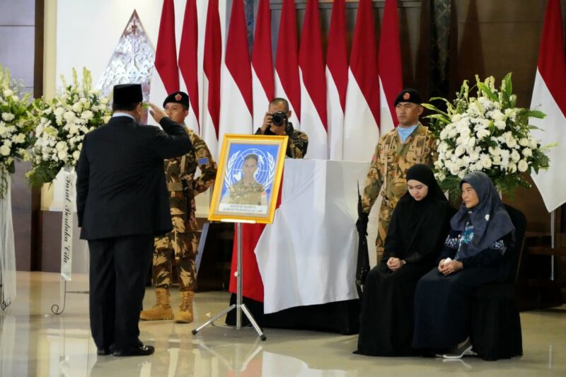 Presiden Republik Indonesia Prabowo Subianto memberikan penghormatan terakhir kepada jenazah tiga prajurit terbaik TNI yang gugur