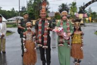 Kodim 1710/Mimika menggelar tradisi penyambutan Dandim baru Letkol Inf Jozanda beserta Ketua Persit KCK Cabang XXXV, Ny. Jozanda