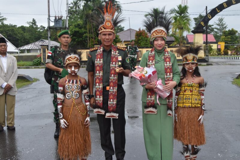 Kodim 1710/Mimika menggelar tradisi penyambutan Dandim baru Letkol Inf Jozanda beserta Ketua Persit KCK Cabang XXXV, Ny. Jozanda