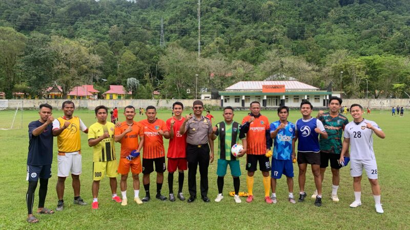 Bantuan bola kaki diserahkan Kapolres Pesisir Selatan AKBP Derry Indra, S.I.K., M.H., diwakili Wakapolres Pessel Kompol Syafrizen, S.H.