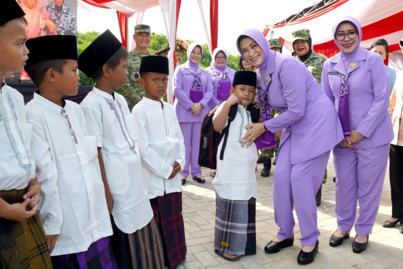 Ketua Umum (Ketum) Dharma Pertiwi Ny. Evi Agus Subiyanto selaku Ibu Raksa Tri Anggana Tantri (Ibu Asuh Wanita TNI) memimpin dan menghadiri secara langsung kegiatan bakti sosial