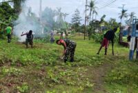 Babinsa Koramil 1710-07/Mapurujaya, Pelda Sumantri dan Sertu Tangkas Budiono, mengajak warga melaksanakan gotong royong