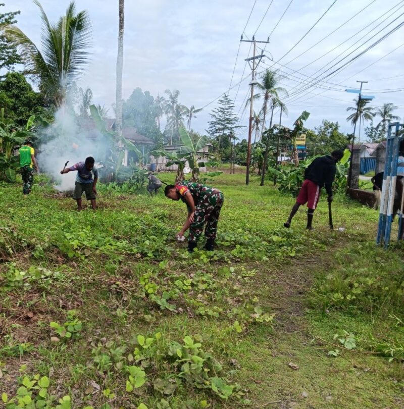 Babinsa Koramil 1710-07/Mapurujaya, Pelda Sumantri dan Sertu Tangkas Budiono, mengajak warga melaksanakan gotong royong