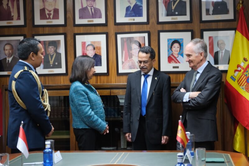 Atase Pertahanan (Athan) RI Kolonel Pnb Agus Dwi Aryanto beserta Kepala Kanselerai Ria Uki Suharsi mendampingi Duta Besar RI di Madrid Dr. Muhammad Najib