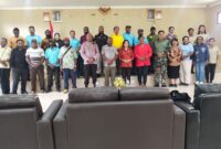 Danramil 1710-03/Kuala Kencana Kapten Inf Agustinus Samba Palangiran menghadiri acara tatap muka bersama pejabat baru