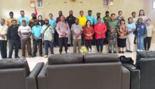 Danramil 1710-03/Kuala Kencana Kapten Inf Agustinus Samba Palangiran menghadiri acara tatap muka bersama pejabat baru