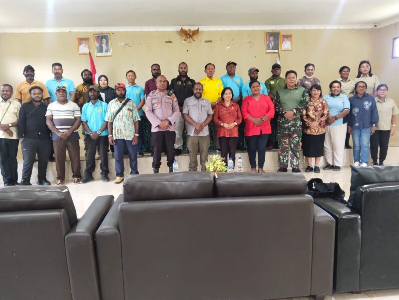 Danramil 1710-03/Kuala Kencana Kapten Inf Agustinus Samba Palangiran menghadiri acara tatap muka bersama pejabat baru