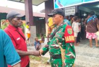 Babinsa Koramil 1710-07/Mapurujaya, Serka Slamet Riyadi melaksanakan kegiatan komunikasi sosial (komsos) bersama warga