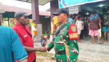 Babinsa Koramil 1710-07/Mapurujaya, Serka Slamet Riyadi melaksanakan kegiatan komunikasi sosial (komsos) bersama warga