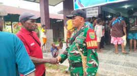 Babinsa Koramil 1710-07/Mapurujaya, Serka Slamet Riyadi melaksanakan kegiatan komunikasi sosial (komsos) bersama warga