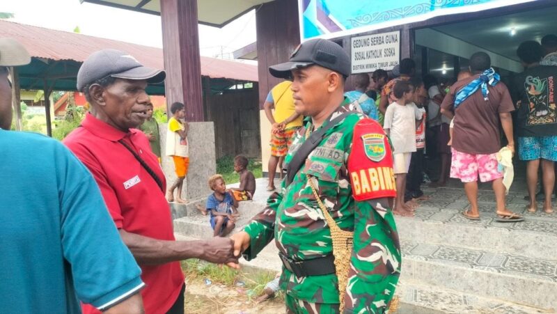 Babinsa Koramil 1710-07/Mapurujaya, Serka Slamet Riyadi melaksanakan kegiatan komunikasi sosial (komsos) bersama warga