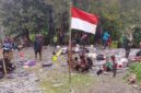 Warga yang kembali tampak membawa serta bendera merah putih sebagai simbol kecintaan terhadap Negara Kesatuan Republik Indonesia