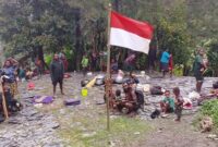 Warga yang kembali tampak membawa serta bendera merah putih sebagai simbol kecintaan terhadap Negara Kesatuan Republik Indonesia