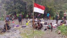 Warga yang kembali tampak membawa serta bendera merah putih sebagai simbol kecintaan terhadap Negara Kesatuan Republik Indonesia