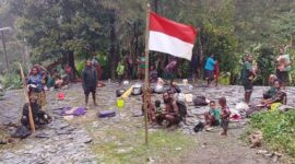 Warga yang kembali tampak membawa serta bendera merah putih sebagai simbol kecintaan terhadap Negara Kesatuan Republik Indonesia