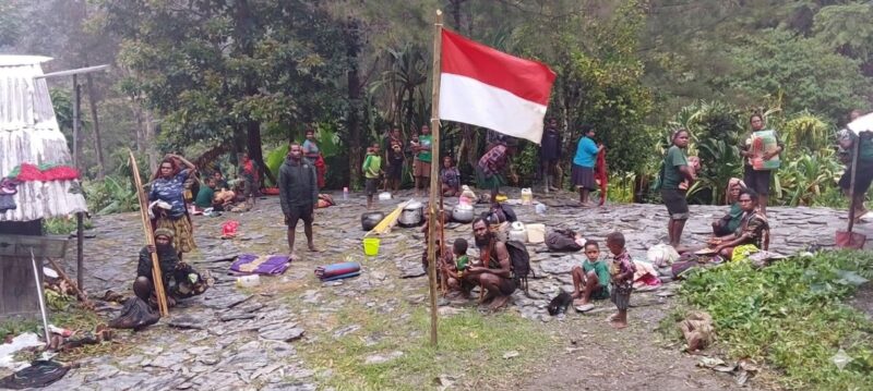 Warga yang kembali tampak membawa serta bendera merah putih sebagai simbol kecintaan terhadap Negara Kesatuan Republik Indonesia