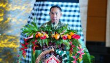 Panglima TNI Jenderal TNI Agus Subiyanto bersama Ketua Umum Dharma Pertiwi Ny. Evi Agus Subiyanto menghadiri acara puncak peringatan Hari Ulang Tahun ke-62 Dharma Pertiwi