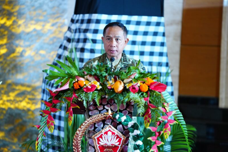 Panglima TNI Jenderal TNI Agus Subiyanto bersama Ketua Umum Dharma Pertiwi Ny. Evi Agus Subiyanto menghadiri acara puncak peringatan Hari Ulang Tahun ke-62 Dharma Pertiwi