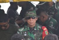 Komandan Satuan Tugas (Dansatgas) TMMD Reguler ke-128 Kodim 1710/Mimika, Letkol Inf Jozanda, meninjau langsung progres pembangunan