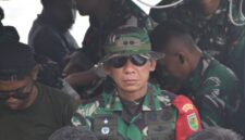 Komandan Satuan Tugas (Dansatgas) TMMD Reguler ke-128 Kodim 1710/Mimika, Letkol Inf Jozanda, meninjau langsung progres pembangunan