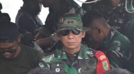 Komandan Satuan Tugas (Dansatgas) TMMD Reguler ke-128 Kodim 1710/Mimika, Letkol Inf Jozanda, meninjau langsung progres pembangunan