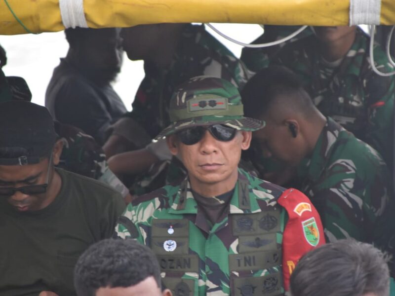 Komandan Satuan Tugas (Dansatgas) TMMD Reguler ke-128 Kodim 1710/Mimika, Letkol Inf Jozanda, meninjau langsung progres pembangunan