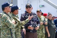 Panglima TNI Jenderal TNI Agus Subiyanto mendampingi Menteri Pertahanan RI Sjafrie Sjamsoeddin dalam peninjauan Latihan Operasi Laut Gabungan (Latopslagab) dan Penembakan Senjata Khusus TNI Tahun 2026