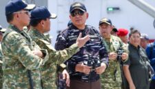 Panglima TNI Jenderal TNI Agus Subiyanto mendampingi Menteri Pertahanan RI Sjafrie Sjamsoeddin dalam peninjauan Latihan Operasi Laut Gabungan (Latopslagab) dan Penembakan Senjata Khusus TNI Tahun 2026