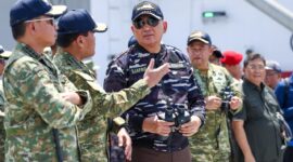 Panglima TNI Jenderal TNI Agus Subiyanto mendampingi Menteri Pertahanan RI Sjafrie Sjamsoeddin dalam peninjauan Latihan Operasi Laut Gabungan (Latopslagab) dan Penembakan Senjata Khusus TNI Tahun 2026