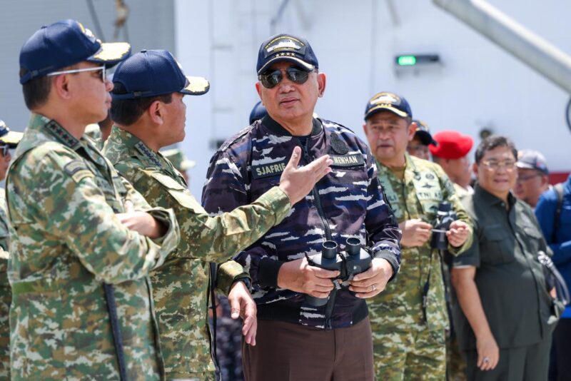Panglima TNI Jenderal TNI Agus Subiyanto mendampingi Menteri Pertahanan RI Sjafrie Sjamsoeddin dalam peninjauan Latihan Operasi Laut Gabungan (Latopslagab) dan Penembakan Senjata Khusus TNI Tahun 2026