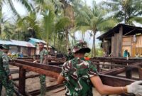 Satgas Kodim 1710/Mimika bersama masyarakat Kampung Keakwa terus memperlihatkan semangat gotong royong