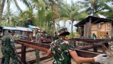 Satgas Kodim 1710/Mimika bersama masyarakat Kampung Keakwa terus memperlihatkan semangat gotong royong