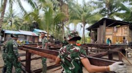 Satgas Kodim 1710/Mimika bersama masyarakat Kampung Keakwa terus memperlihatkan semangat gotong royong