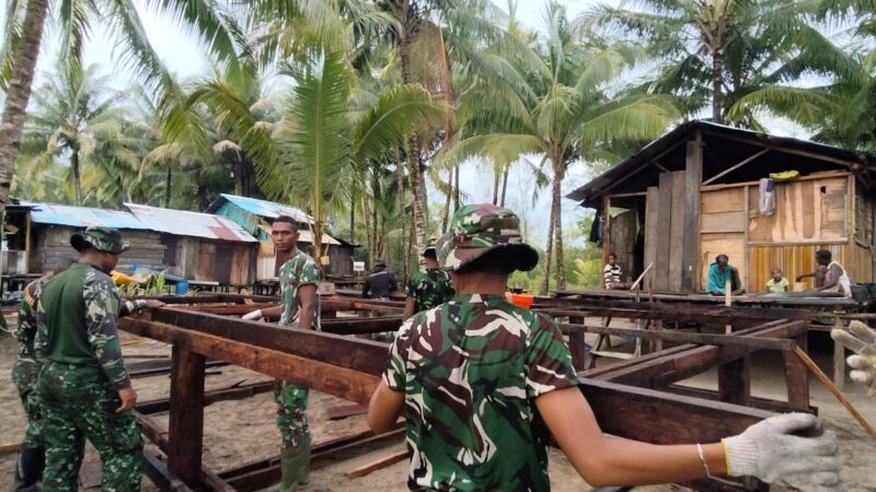 Satgas Kodim 1710/Mimika bersama masyarakat Kampung Keakwa terus memperlihatkan semangat gotong royong
