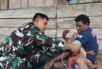 Senyum bahagia terpancar dari wajah Ibu Modesta Akarepia saat menerima layanan kesehatan yang diberikan oleh personel Satgas TMMD